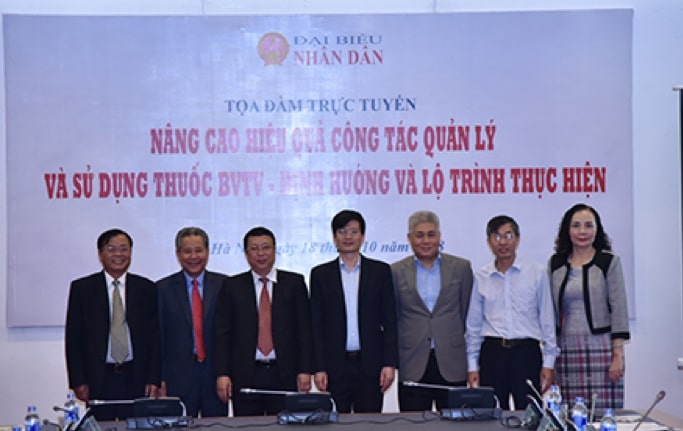 Lãnh đạo Báo Đại biểu Nhân dân chụp ảnh cùng các đại biểu tham dự Tọa đàm